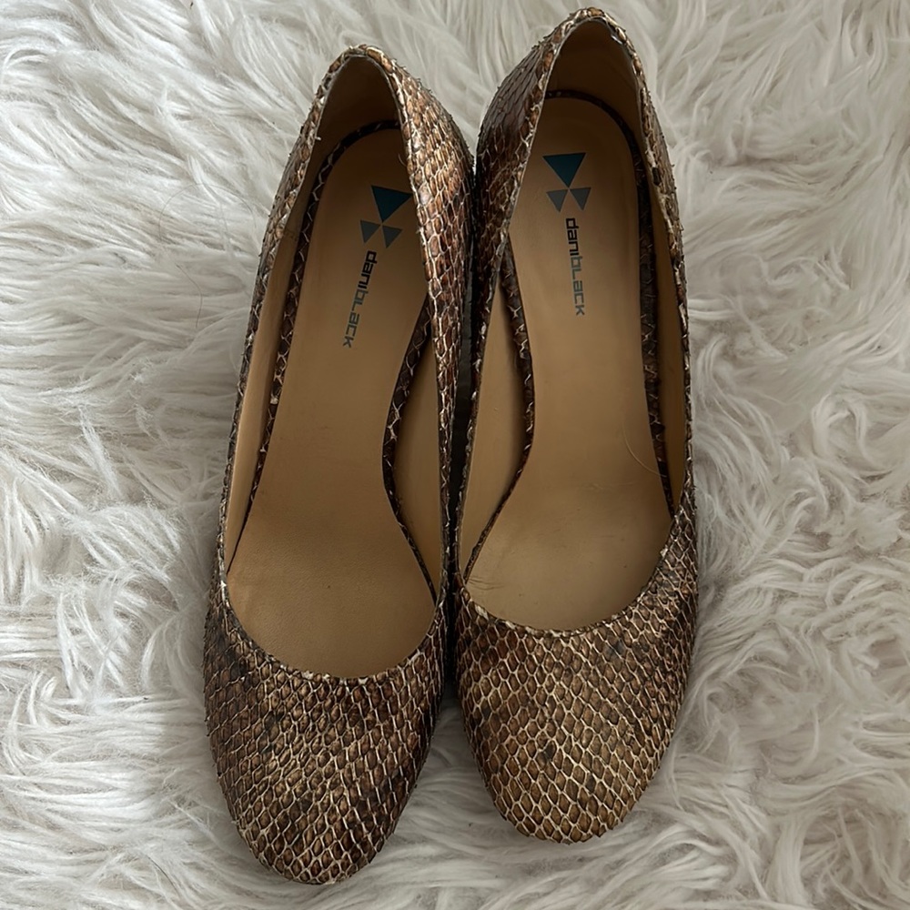 Snakeskin leather pumps